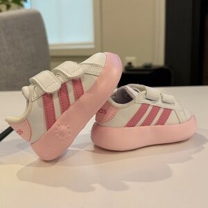 Adidas Infant Sneakers with Pink Accents Size 4k